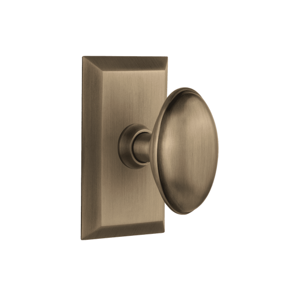 Studio Short Plate with Homestead Knob in Antique Brass